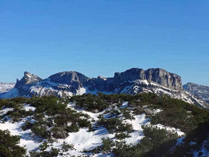 beim Ausstieg aufs Gipfeldach öffnet sich ein schöner Blick auf den Loserstock; ein mäßig steiler Hang führt anschließend hinauf ...