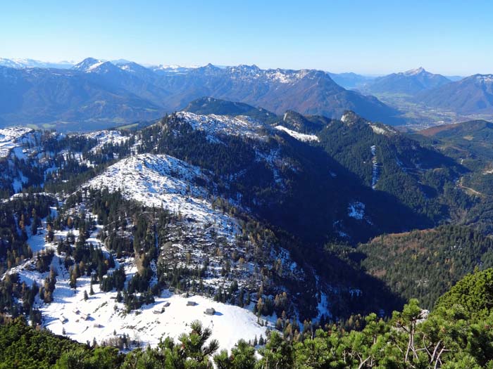 im W hinten das Katergebirge, rechts hinter dem Bad Ischler Becken der Schafberg