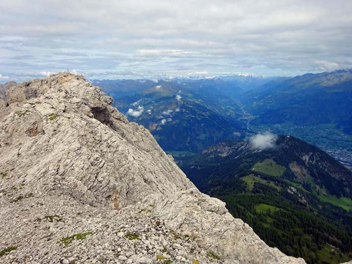 hinter Ellerturm und Patératurm kommen wir auf die Grathöhe; Blick auf den Rauchkofel (s. Archiv), der das Zentrum von Lienz verdeckt, und das Iseltal