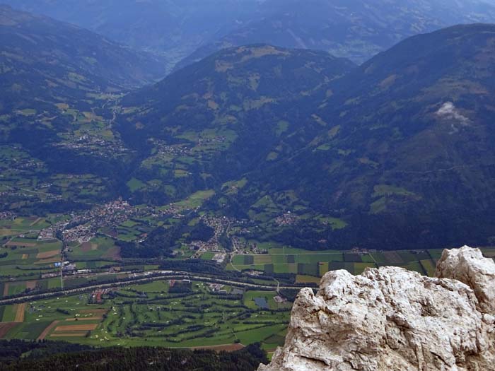 im Nordosten das Drautal mit Dölsach und dem Iselsberg