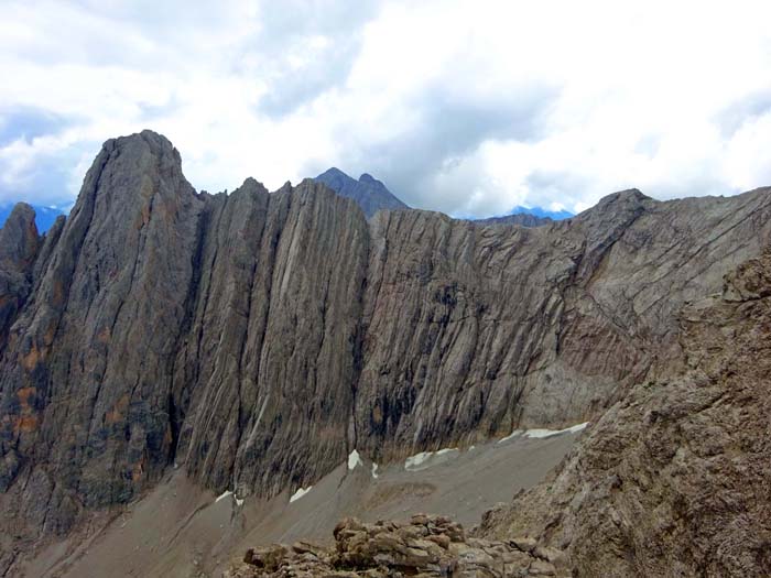 Blick nach Osten übers Lavanter Steinkar auf Keilspitze, dahinter Hochstadel