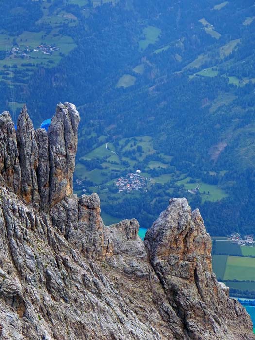 im Nordosten - 2000 m tiefer - das Dorf Görtschach