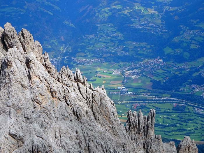 die Gipfelschau im Uhrzeigersinn: im Norden Dölsach, das „Meran Osttirols“, unsere neue Heimat