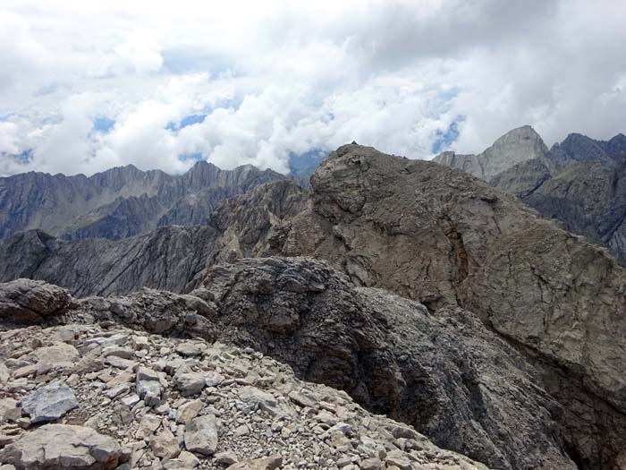 im Süden die benachbarte Kl. Sandspitze, um nur 10 m niedriger als wir