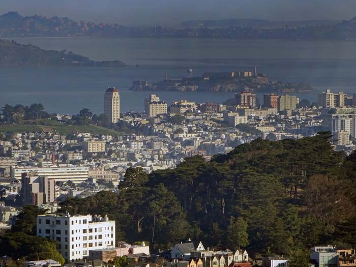 ... zu Buena Vista Park, die Gefängnisinsel Alcatraz und den Nordteil der Bay ...