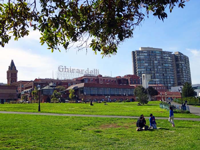 Ghirardelli, das ehemalige Schokoladenimperium eines italienischen Einwanderers von der Amalfiküste, wurde 1962 zu einer eleganten Mall umgebaut; nur wenige Schritte entfernt ...