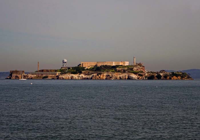 etwas westlich von Fishermen's Wharf, hinterm Fort Mason, erstreckt sich der Marina Boulevard mit Blick auf die legendäre Gefängnisinsel Alcatraz; berüchtigte Kriminelle wie Al Capone saßen hier ein, „the rock“, wie Alcatraz bei den Einheimischen heißt, gilt schon allein wegen des kalten, stark verströmten Wassers, das man zwei Kilometer bis zum Festland durchschwimmen müsste, als ausbruchsicher