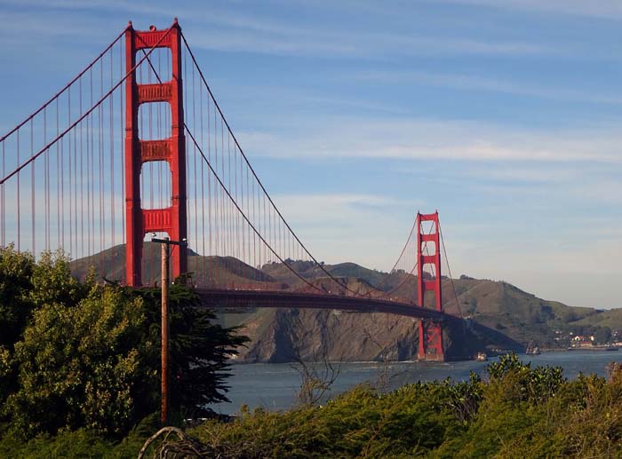 die Hängebrücke über das Goldene Tor ist schon während des Baus zur Legende geworden: Gesamtlänge 2800 m, Länge zwischen den beiden 239 m hohen Stützen 1280 m