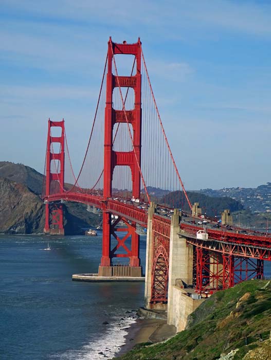 wir fahren zurück (Brückenmaut nur stadteinwärts), um unsere Stadtrunde im Golden Gate Park zu beschließen; während der nördliche Pylon auf gewachsenem Uferfels in relativ kurzer Zeit errichtet werden konnte, musste das zehn Stockwerk hohe Fundament des Südpylons im tiefen Wasser versenkt werden, was wegen schwerer Stürme und eines Schiffsunglücks über zwei Jahre in Anspruch nahm