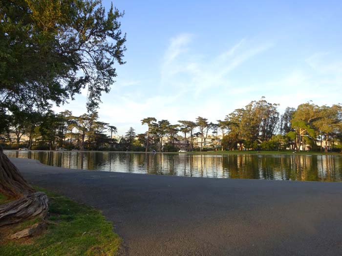 am Spreckels Lake; durch die 5 km lange und 0.8 km breite Anlage führen viele Spazier- und Radwege, aber nur wenige Straßen, die meisten davon sind an Wochenenden für den Autoverkehr gesperrt