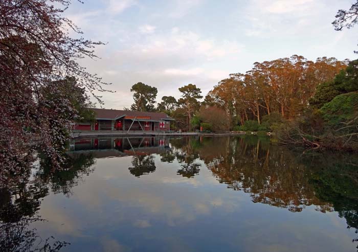 am künstlichen Stow Lake, dem größten See im Park, kann man Fahrräder und Boote mieten