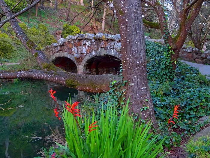 über eine Steinbrücke betreten wir den Strawberry Hill, der mitten aus dem See ragt