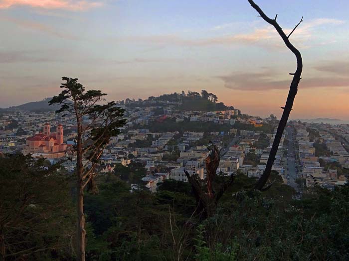 gegenüber führt die19th Avenue (rechts) gegen Süden, links hinten die Twin Peaks