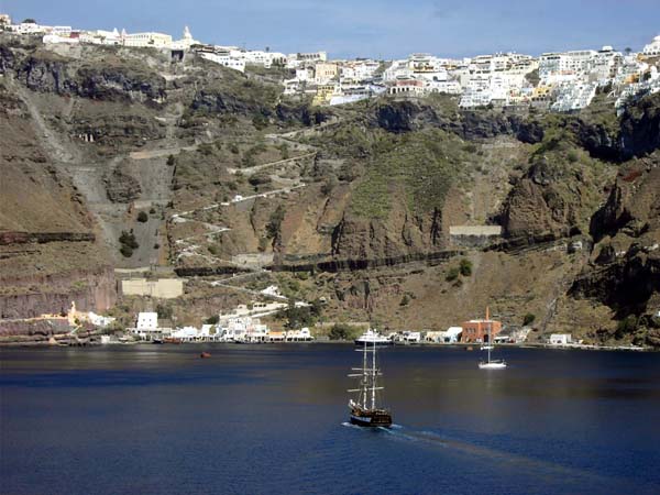 alter Hafen, Eseltreppe und der Hauptort Thira von W