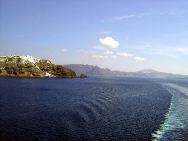 Rückblick auf Santorin durch die Nordwestpassage des Kraterringes