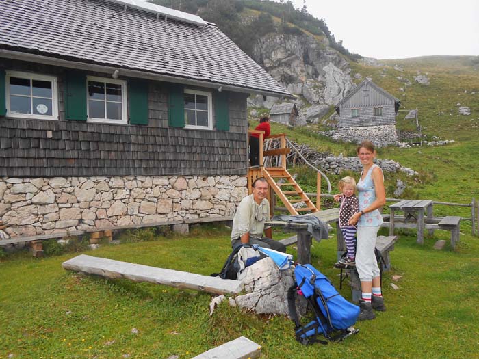 ... der Sarsteinalm; Tee, Kaffee und Radler sind O.K., aber bitte nicht nach frischer Milch fragen (?)