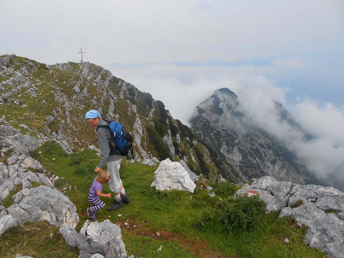 am Gipfelkamm, Blick gegen NO zum Niederen Sarstein; durch dessen NW-Abstürze zieht eine Kletterroute vom berühmten Paul Preuß aus dem Jahr 1908; spätestens am Verbindungsgrat zu uns herüber holt man sich „gscheit“ pechige Finger