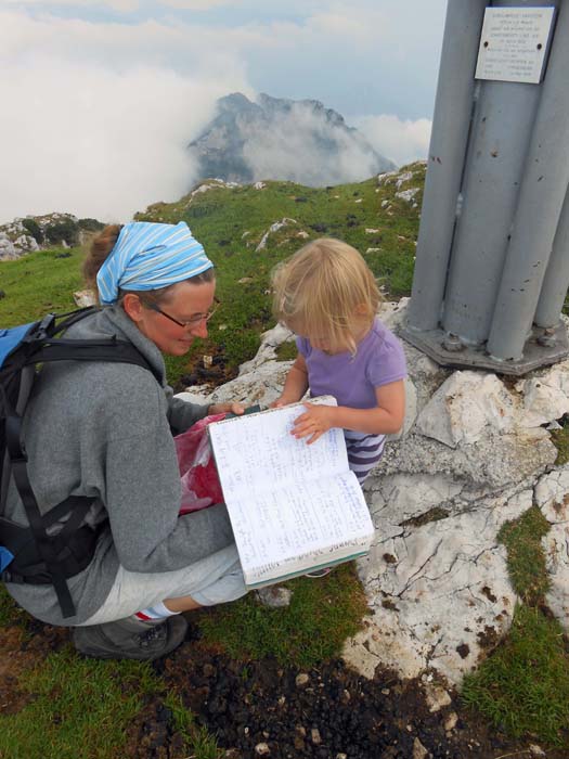 Ronja sucht im Gipfelbuch wieder einmal vergeblich nach Einträgen ihrer Freundinnen