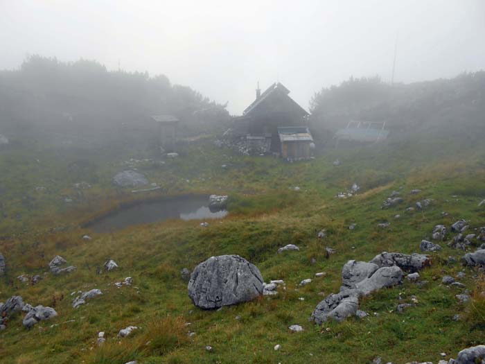 bald erscheint am äußersten Südrand des Kammes die Sarsteinhütte