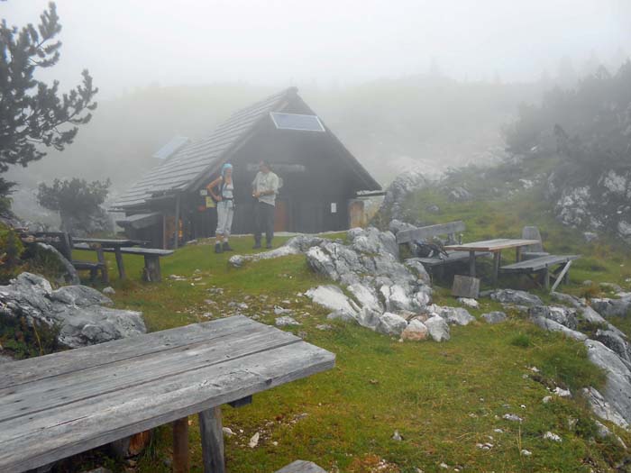 die Tür ist oft verschlossen, hinter der Hütte finden sich aber in der Regel Getränke - Vertrauen gegen Vertrauen