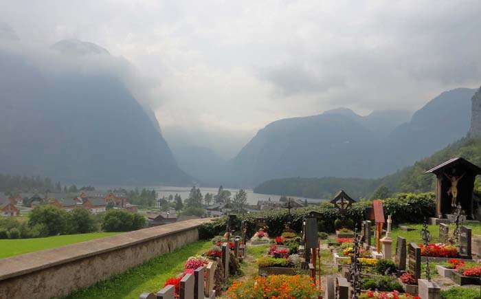 Obertraun nascht durchaus etwas mit  beim Hallstätter Welterbe; Blick über Friedhof und See ins Echerntal hinter Hallstatt-Lahn