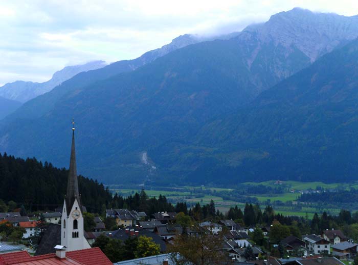 vom „Kräuterdorf“ Irschen gelangen wir über eine 8 km lange Bergstraße zum Ausgangspunkt unserer Runde; jenseits des Drautales die Gailtaler Alpen mit Torkofel und Reißkofel