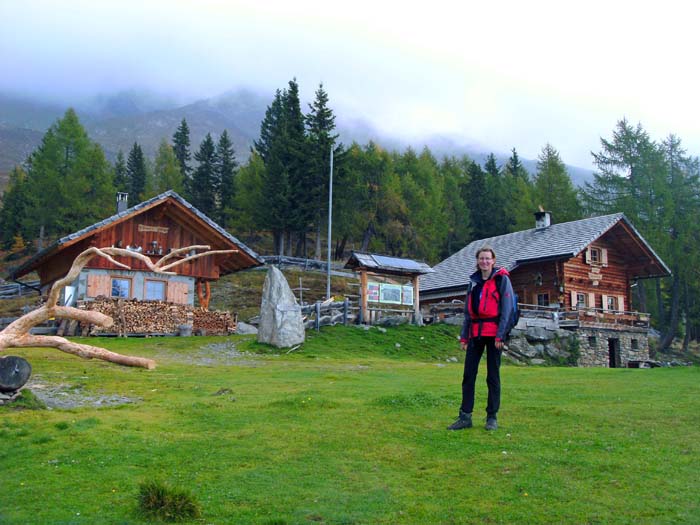 die Ochsnerhütte auf ca. 1830 m an der Südseite des Scharnikmassivs; die dichte Bewölkung werden wir heute nicht mehr los