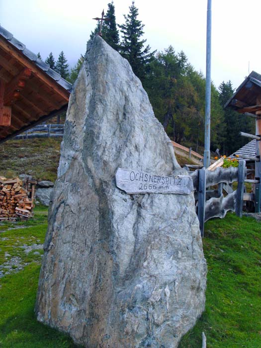 zwischen den Almhütten der originelle Ochsnerspitz, 2666 mm mit Gipfelkreuzchen