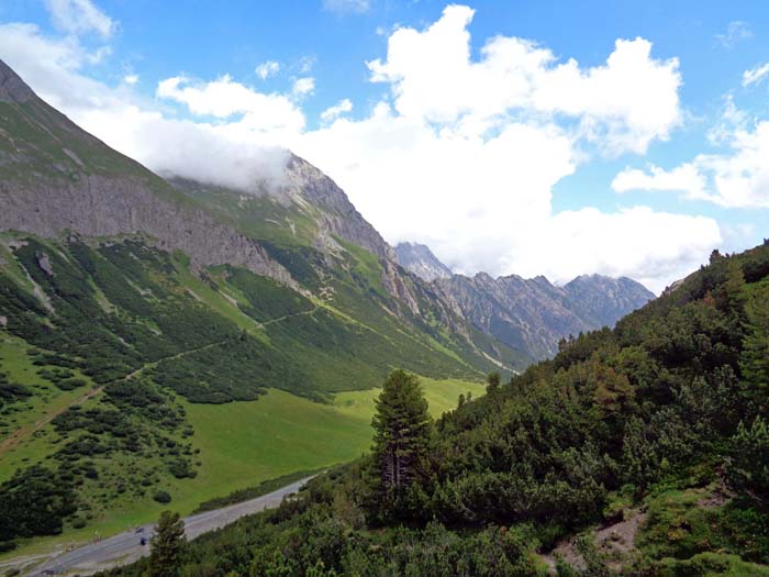 Ausgangspunkt der Tour ist das Hahntennjoch, darüber die Heiterwand mit dem Steig Richtung Anhalter Hütte