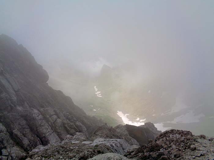 Gipfelblick nach S ins Scharnitzkar; mehr Aussicht ist momentan nicht zu haben