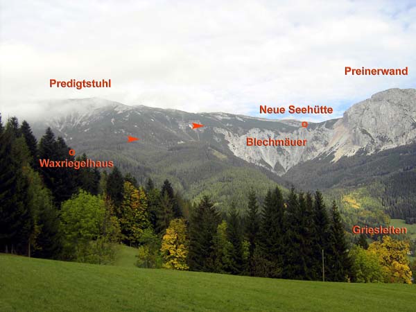 die Rax v. SO als Wetterscheide; die orangen Pfeile bezeichnen unseren Aufstieg vom Preiner Gscheid aufs Plateau