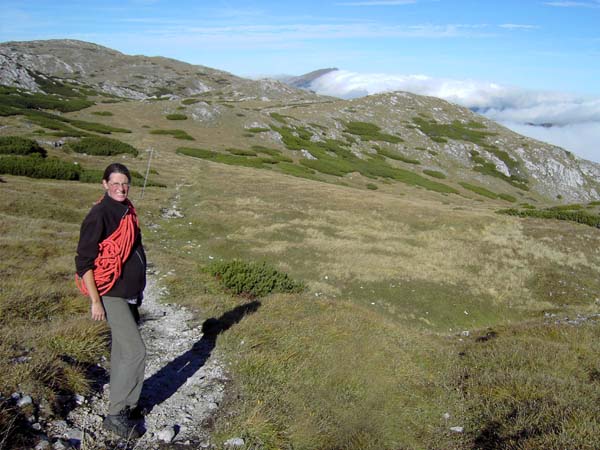 am Aufstieg zum Predigtstuhl; links der Dreimarkstein, hinter der Wolkenbank der Schneeberg