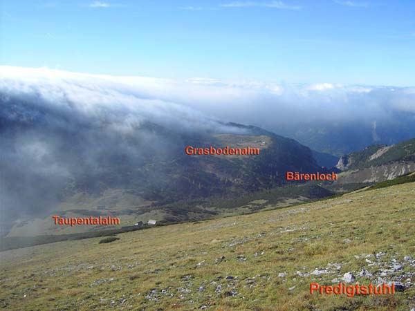 überraschend schnell dünnt die Nebelküche aus; Blick vom Predigtstuhl nach W, gleich hinterm Bärenloch brechen die Raxmäuer in den Kessel von Hinternasswald ab