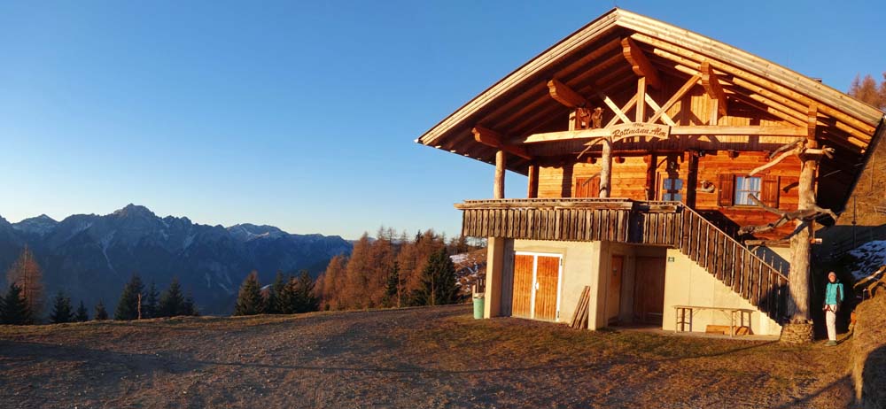 Ausgangspunkt der etwas aufwändigeren Variante ohne Liftbenutzung: die Rottmannalm unweit des höchsten Punktes der Zettersfeldstraße; im SW die Lienzer Dolomiten um den Spitzkofel