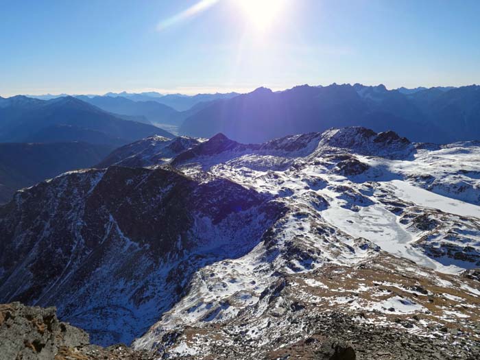 Rückblick aus der Südflanke der Sattelköpfe, links der Bildmitte das dunkle Hörndl des Goiselemandl