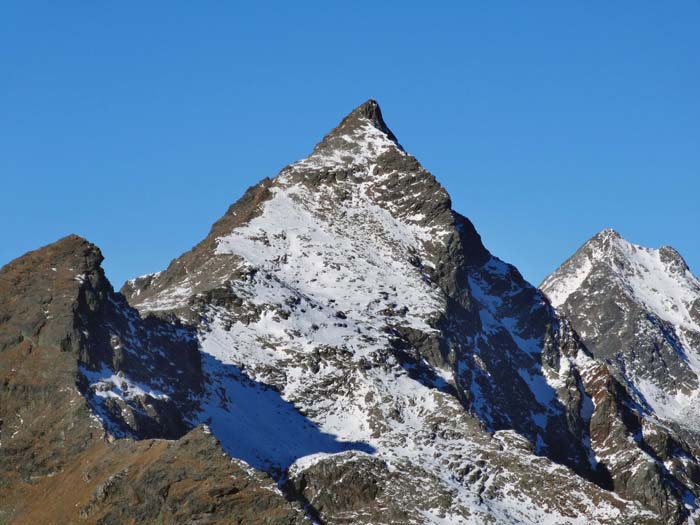 die Alkuser Rotspitze ist dem Matterhorn nicht unähnlich, auch der Hochschober zeigt sich elegant; beide sind übrigens tolle Schiberge