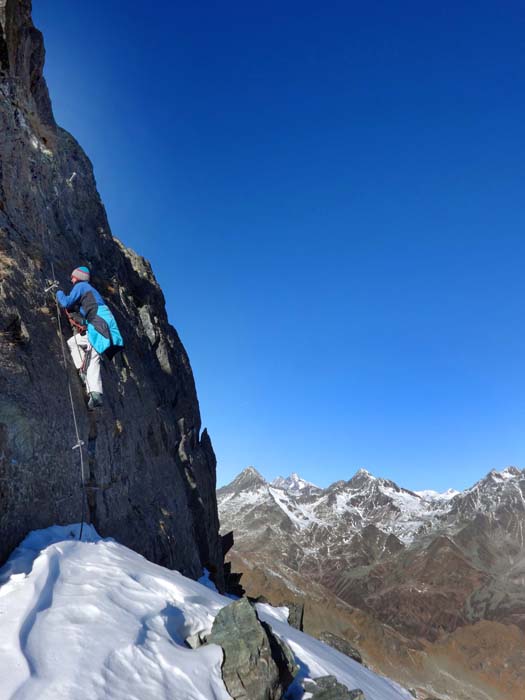 im oberen Teil wartet die schwierigste und schönste Passage des Klettersteigs - eine prachtvolle kompakte Plattenwand