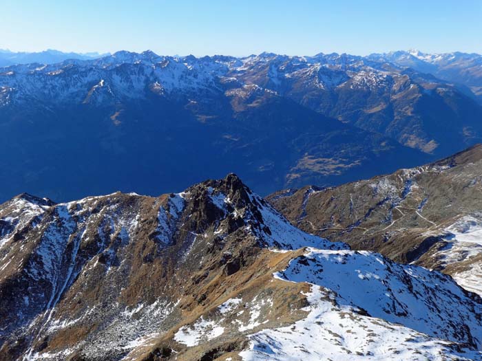 wir setzen die Überschreitung nach W aufs Rotgebele fort; tief unten rechts am Bildrand (Straßenende) ist noch ein Eck des Potschepol zu erkennen - die kleine Hochebene unterm Alkuser See ist einer der Top-Spots der Hochgebirgsarchäologie Österreichs mit Fundstücken aus vorgeschichtlicher und römischer Zeit (regelmäßige Grabungen seit 2006)