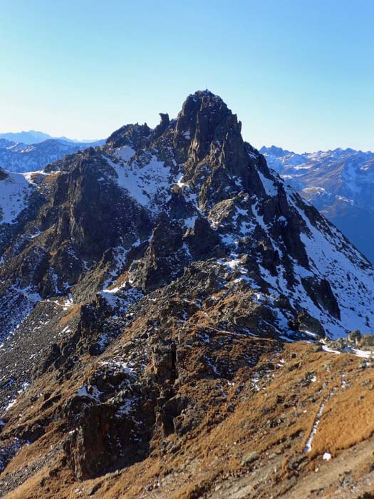 der kecke Gipfelturm des Rotgebele aus der Alkuser Scharte; von links führen markierte Steigspuren auf den höchsten Punkt