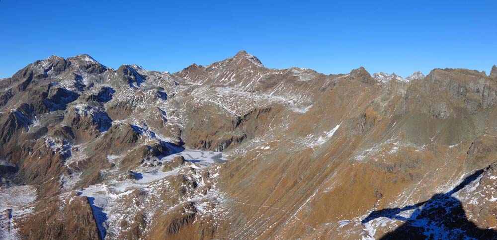 das Panorama im N, in Bildmitte der Alkuser See