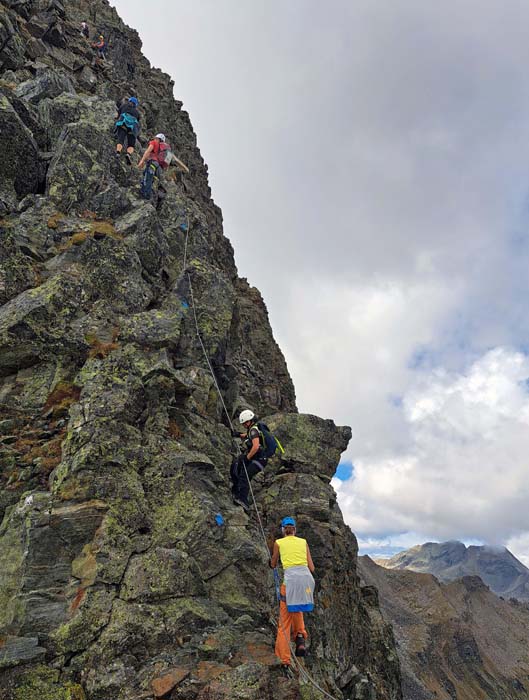 aufgrund der Steilheit gewinnt die Gruppe rasch an Höhe