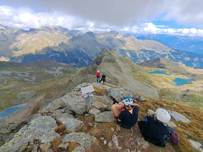 Angelika und Martin erreichen das Routenbuch; die beschrifteten Gipfelpanoramen findest du im nachfolgenden Winterbericht