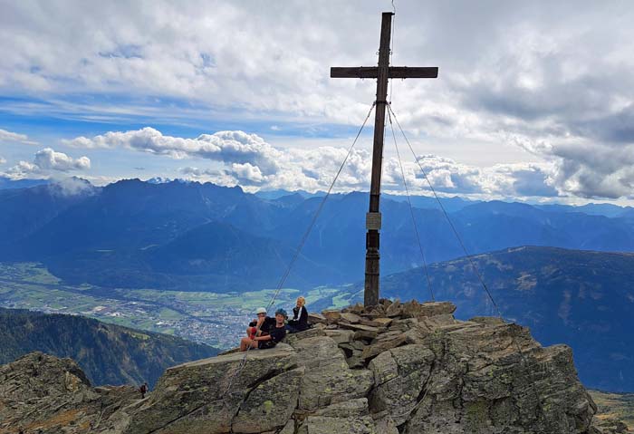 das Kreuz steht auf einer Schulter südlich des höchsten Punktes und ist somit auch aus der Stadt sichtbar