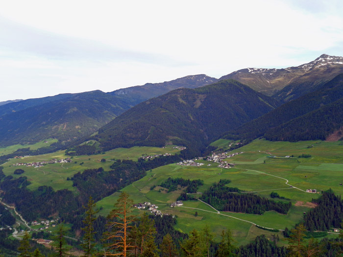 von hier ist die Wegfindung bis über die Kammhöhe zum Kosterberg kein Problem mehr; Blick gegen NW auf Asch (links) und Anras an der Pustertaler Höhenstraße, rechts hinten der Gumriaul