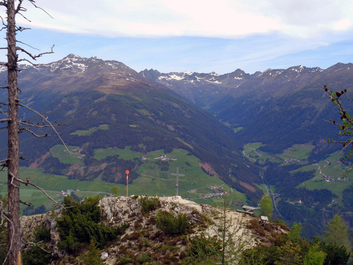 die Rieder Höhe ist eine dem Schluckenriegelkamm nördlich vorgeschobene Aussichtskuppe mit schönem Blick ins Kristeiner Tal und die umgebende Bergwelt der Villgratner: links Gumriaul, Gölbner und Arnhörner, etwas rechts der Mitte Bockstein und der Grat zu den Zarspitzen (s. Archiv)