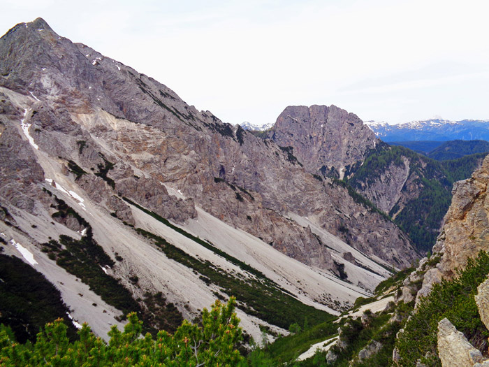 vom Kreuz steigen wir in wenigen Minuten hinauf zum höchsten Punkt, dem Schluckenriegel; Blick gegen SW auf Breitenstein, Spitzenstein und die namensgebende „Schlucke“