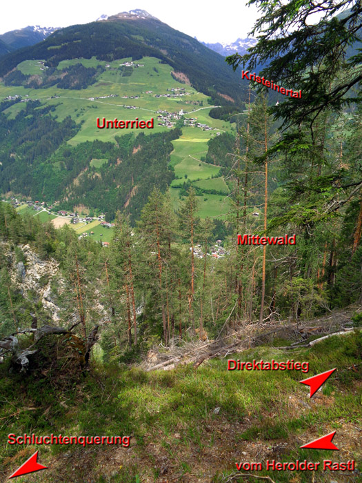 Steigspuren tauchen auf und verlaufen sich wieder; an dieser „Wegkreuzung“ auf ca. 1300 m empfiehlt sich (vermutlich!) der Direktabstieg zum Drautal-Radweg; wir haben die Nase noch nicht voll und versuchen die diagonal nach NW verlaufende Schluchtenquerung