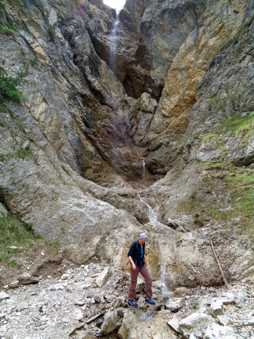 wenige Meter danach stehen wir unter diesem Wasserfall im östl. Ast der Hauptschlucht