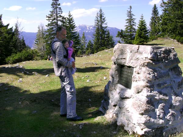 Kuhschneeberg wird das nordwestl. vorgelagerte, urige Waldplateau genannt; hier am Fleischer-Gedenkstein lichten sich die Bäume, der Blick reicht bis zur Schneealpe