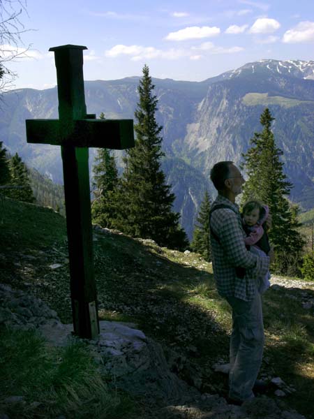 bald darauf ein Gedenkkreuz mit Blick ins Höllental der Rax